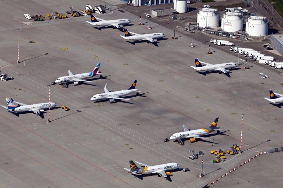 Auf dem Flughafen Stuttgart stehen zahlreiche Flugzeuge am Boden.