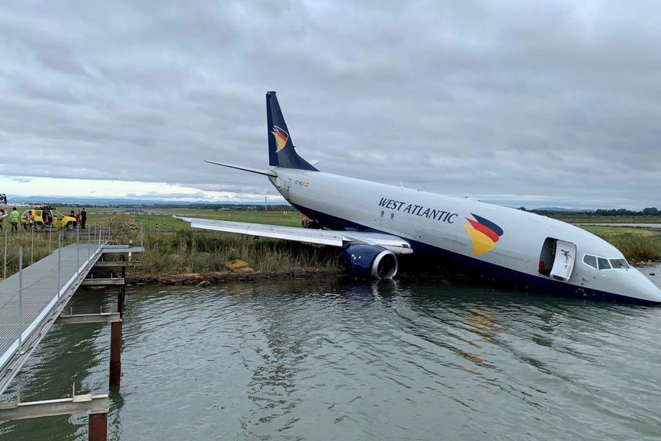 Die havarierte Boeing 737-300F der Frachtgesellschaft West Atlantic landete nach einer missglückten Landung im Wasser.