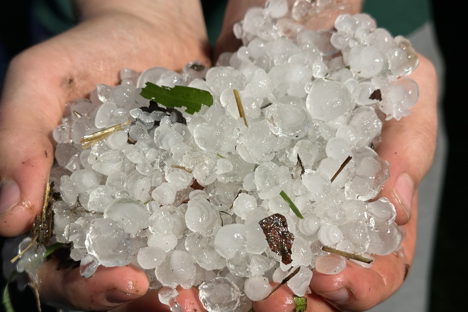 Massen an Hagel gingen beim Unwetter nieder und verstopften Kanalabflüsse.