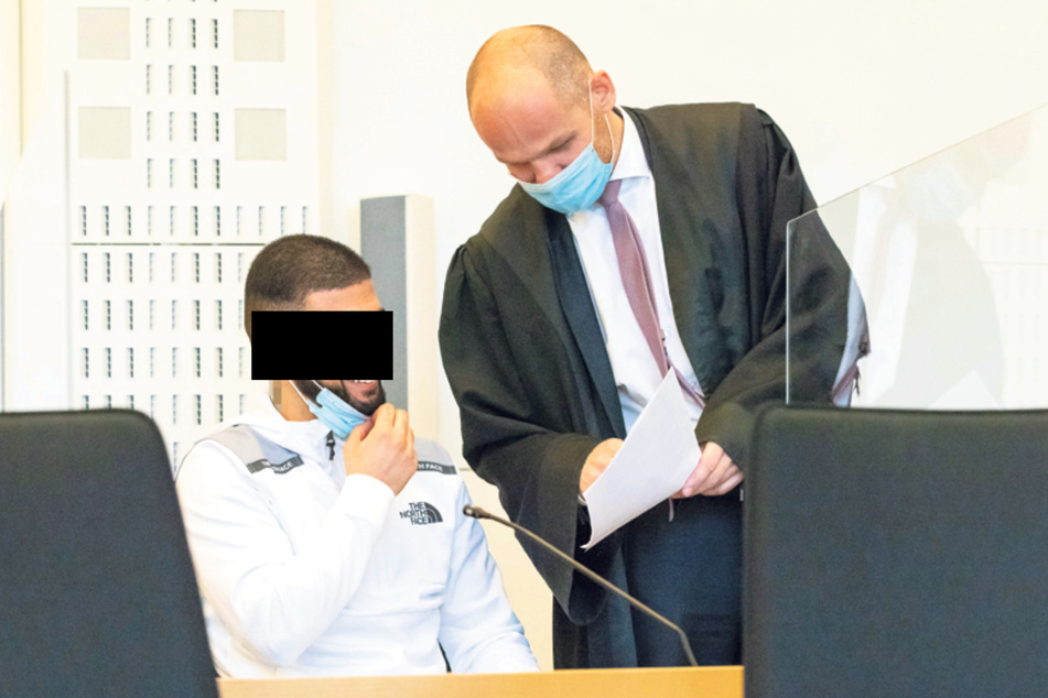 Hat noch gut lachen: Mustafa K. (26) im Gespräch mit seinem Anwalt Carsten Brunzel (44).