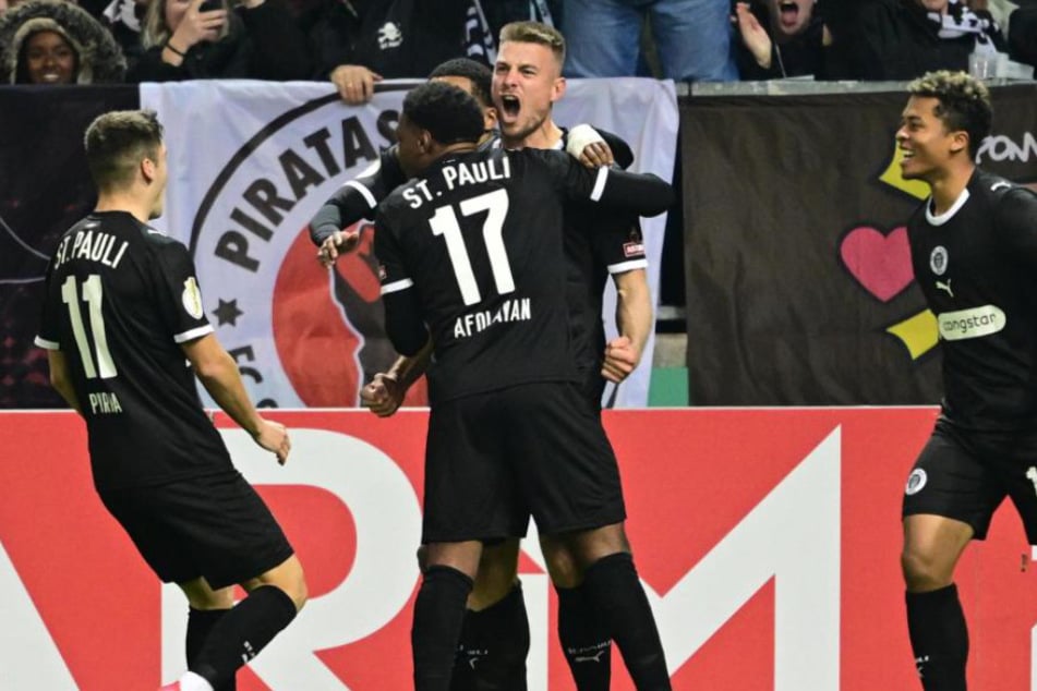 Hauke Wahl (h.M.) gelang bereits in der ersten Minute mit dem 1:0 der vermeintliche Befreiungsschlag.