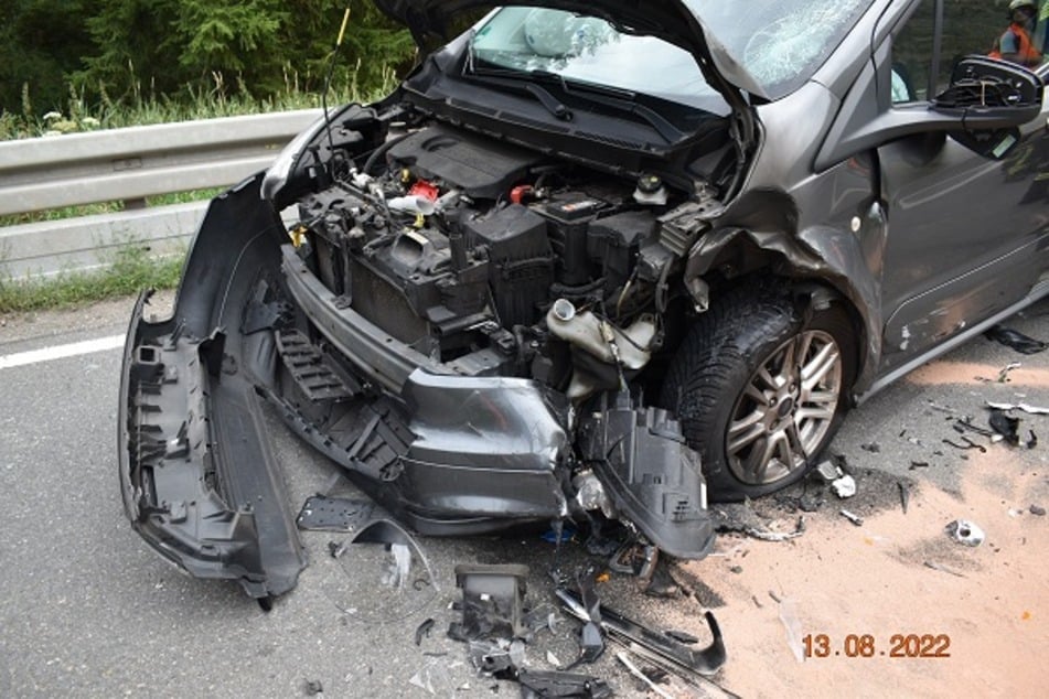 Motorrad und Ford wurden schwer beschädigt. Die Polizei schätzte den Schaden auf rund 16.000 Euro.