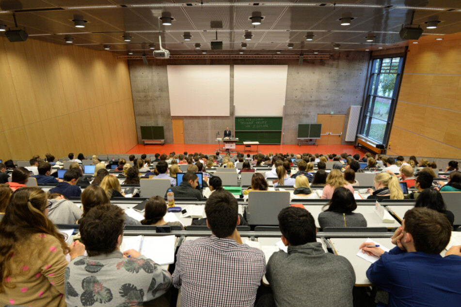 Studienanfänger sitzen während ihrer ersten Juravorlesung in einem Hörsaal der Juristischen Fakultät der Universität Potsdam. (Archivbild)