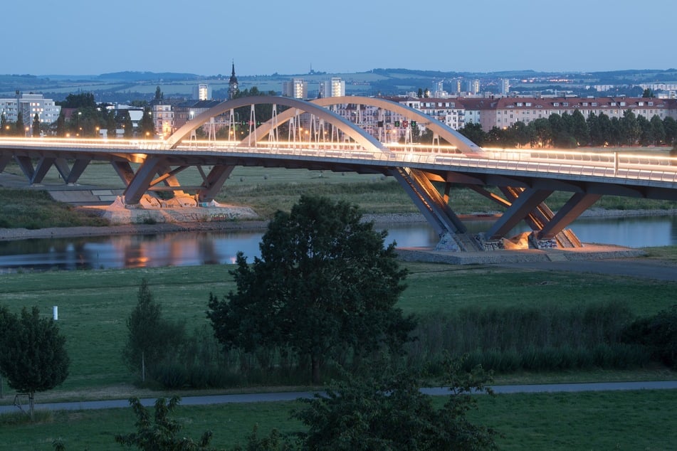 Auf der Waldschlößchenbrücke wurde der Fahrer dabei gesehen, wie er Schlangenlinien fuhr.