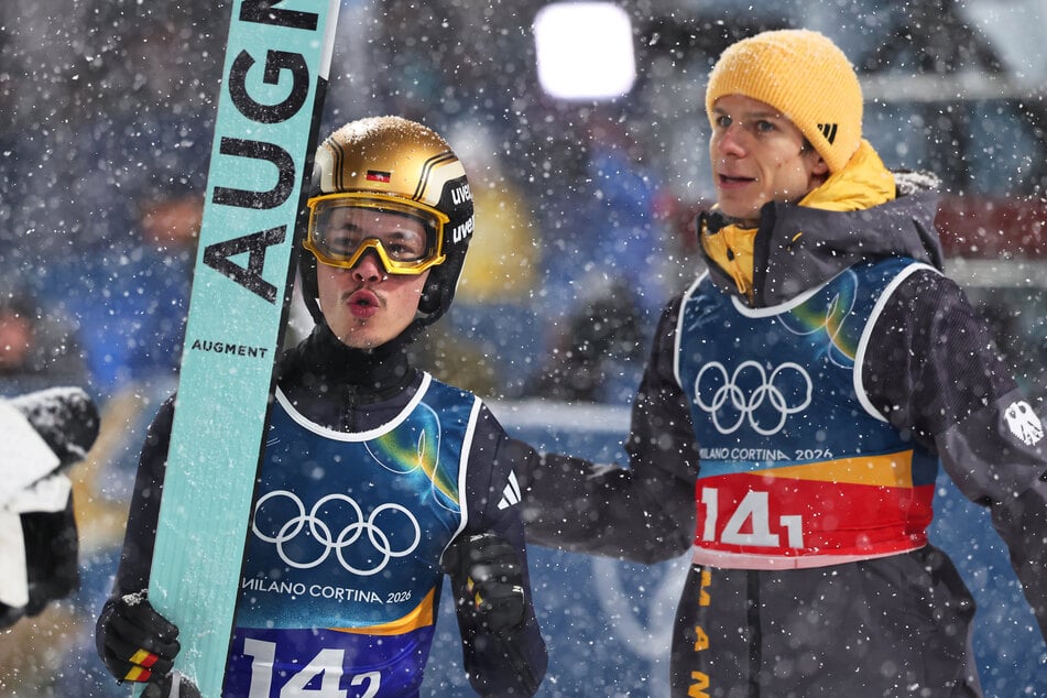 Philipp Raimund (l.) wartet mit seinem Teamkollegen Andreas Wellinger auf die letzten Springer.