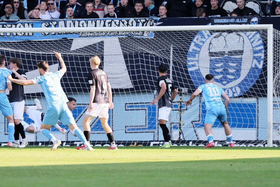 Eine starke Leistung! Felix Müller (Nr. 33) jubelte nach seinem Kopfballtor, das dem Chemnitzer FC im Derby gegen den FSV Zwickau den Sieg brachte.