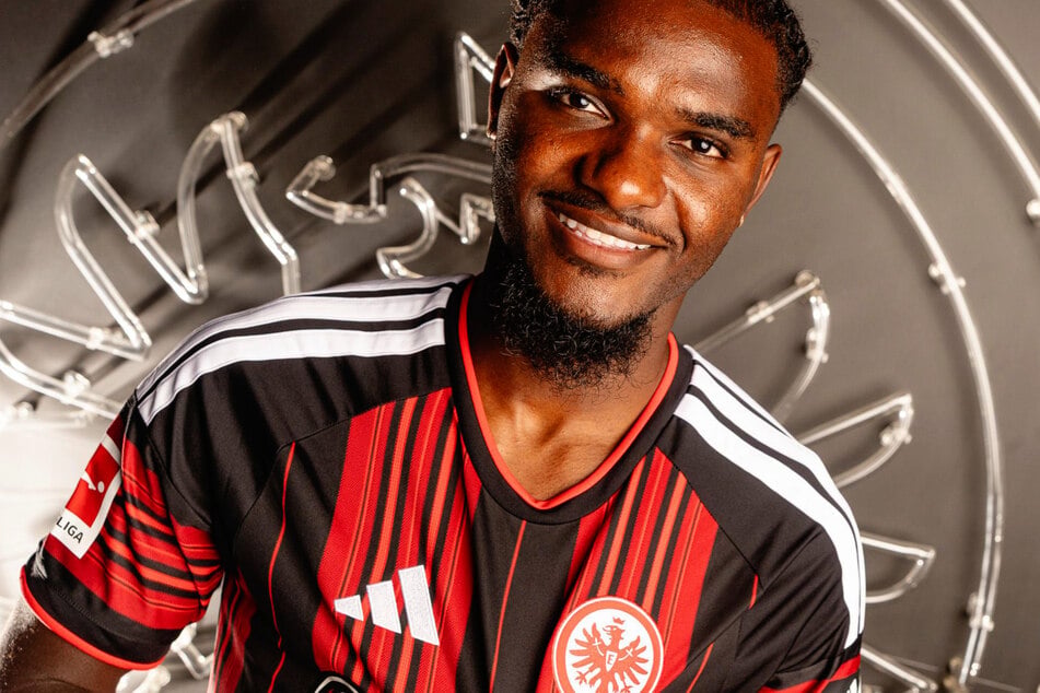 Lilian Brassier (26) hat bei Eintracht Frankfurt einen Vertrag bis 2031 unterschrieben und erhält die Rückennummer 3.