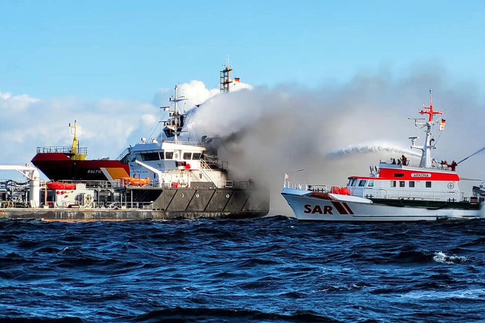 Der Schlepper "Baltic" und das Mehrzweckschiff "Arkona" haben mit den Löscharbeiten an dem berennenden Tanker begonnen.