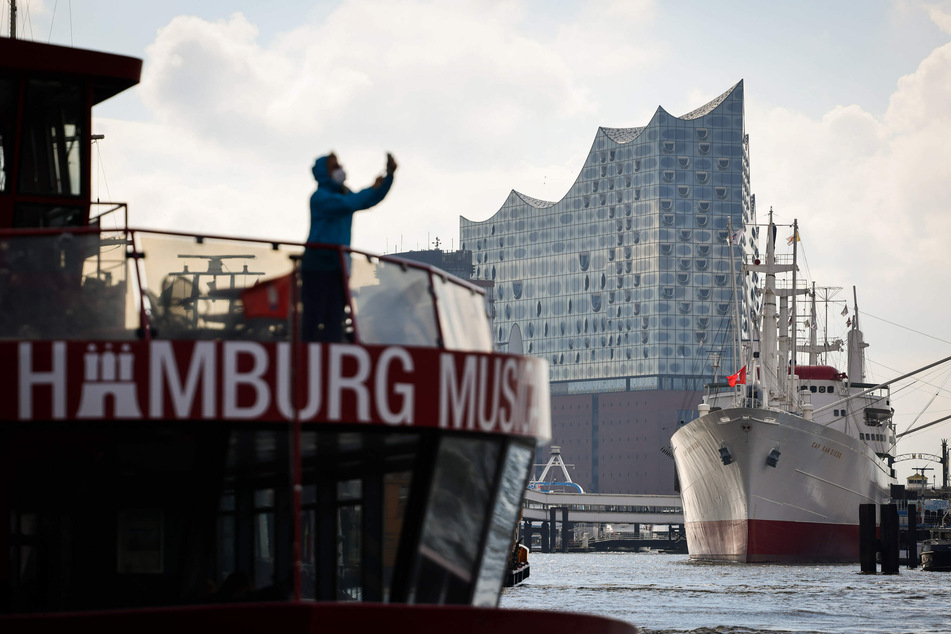 Nach sieben Monaten Pause wegen der Corona-Pandemie gibt es am Montag das erste Konzert in der Elbphilharmonie.