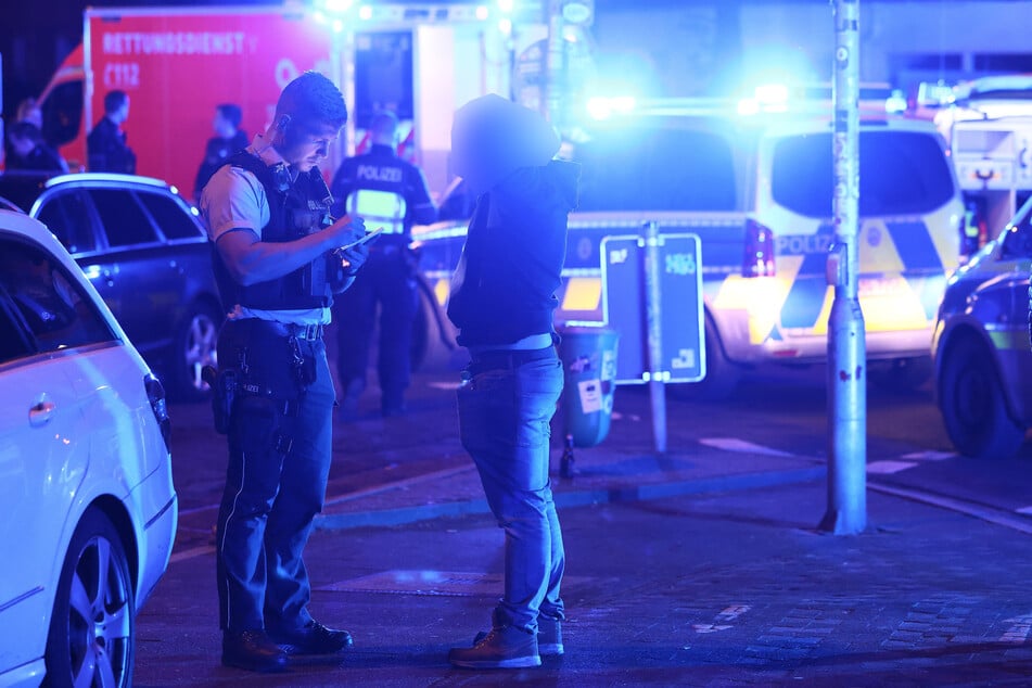 Zeugenbefragung vor Ort: Bei Schüssen in Düsseldorf ist am Sonntagmorgen ein Mensch getötet worden.