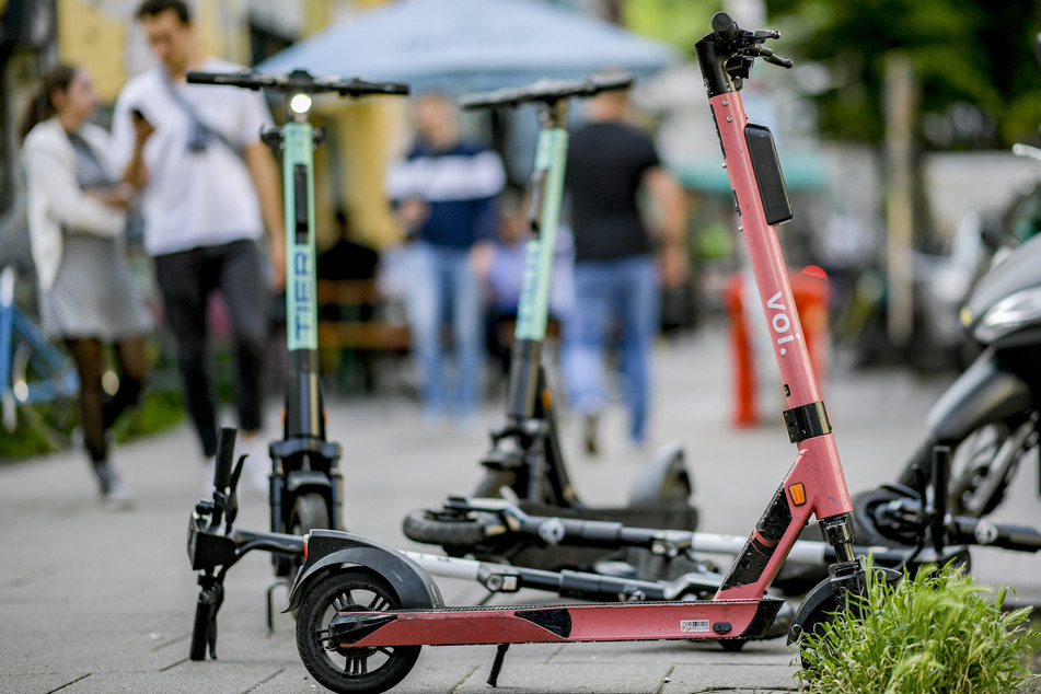 Normalerweise gehören die E-Scooter auf die Straße und nicht in einen Fluss.