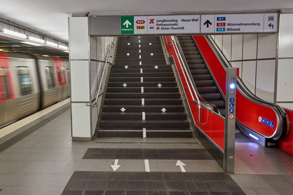 Hamburg: Feueralarm am Jungfernstieg: U-Bahn-Verkehr gestört