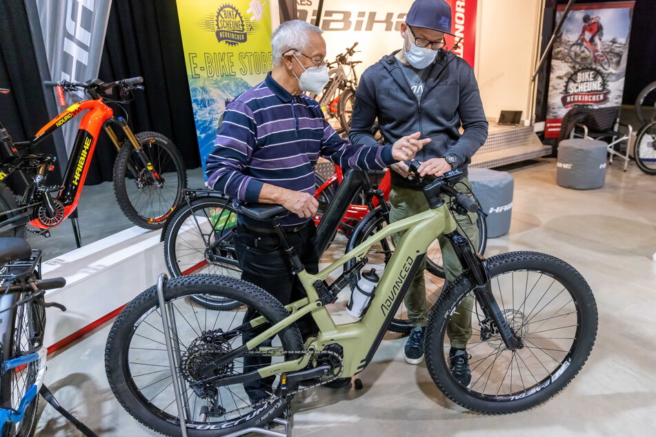Besucher Jochen Preuße (74, l.) ließ sich von Rad-Profi Marco Hösel (40) die "Haibike"-E-Bikes erklären.