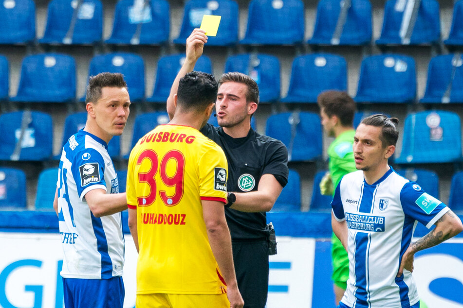 Alexander Bittroff (32, l.) soll Aziz Bouhaddouz (34, 2.v.l.) übel beleidigt haben. Doch nur dem MSV-Stürmer wurde von Schiedsrichter Tom Bauer die Gelbe Karte gezeigt.