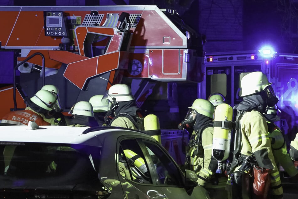 Insgesamt waren rund 40 Einsatzkräfte der Feuerwehr in der Nacht auf Mittwoch in Düsseldorf im Einsatz.