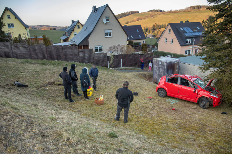 Diesen Abhang fuhr der Daihatsu hinab, bevor er gegen den Baum krachte.