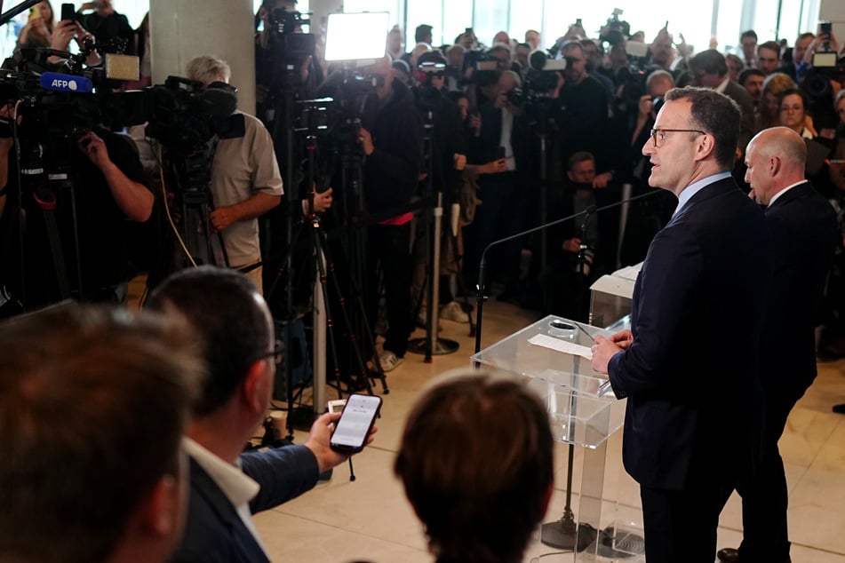 Alexander Hoffmann (50, r.), CSU-Landesgruppenchef, und Jens Spahn (44, CDU, vorn), Vorsitzender der CDU/CSU-Bundestagsfraktion, geben bei der Kanzlerwahl im Bundestag ein Statement.