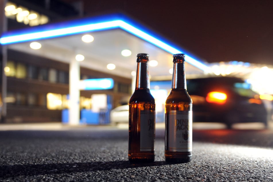 Der 38-jährige Pole griff sich nach dem Betreten der Tankstelle einen Kasten Bier und zwei Konservendosen. Weit gekommen war er damit jedoch nicht. (Symbolfoto)