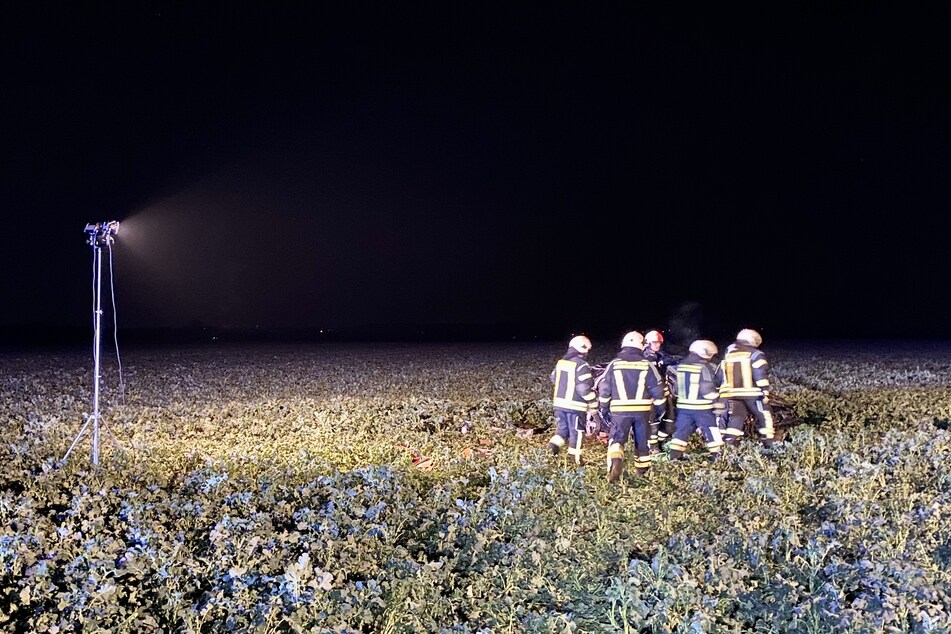 Das Auto war aus noch ungeklärter Ursache von der Straße abgekommen und hatte sich überschlagen. Auf einem angrenzenden Feld war es zum Stehen gekommen. Eine Jugendliche überlebte den Unfall nicht.