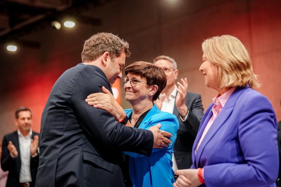 Gratulation gab es auch von der Ex-Parteichefin Saskia Esken (63, m.).