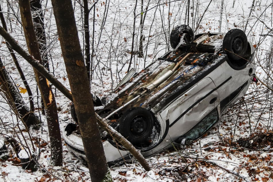 Schwerer Unfall bei Zwickau: Opel stürzt Abhang hinab