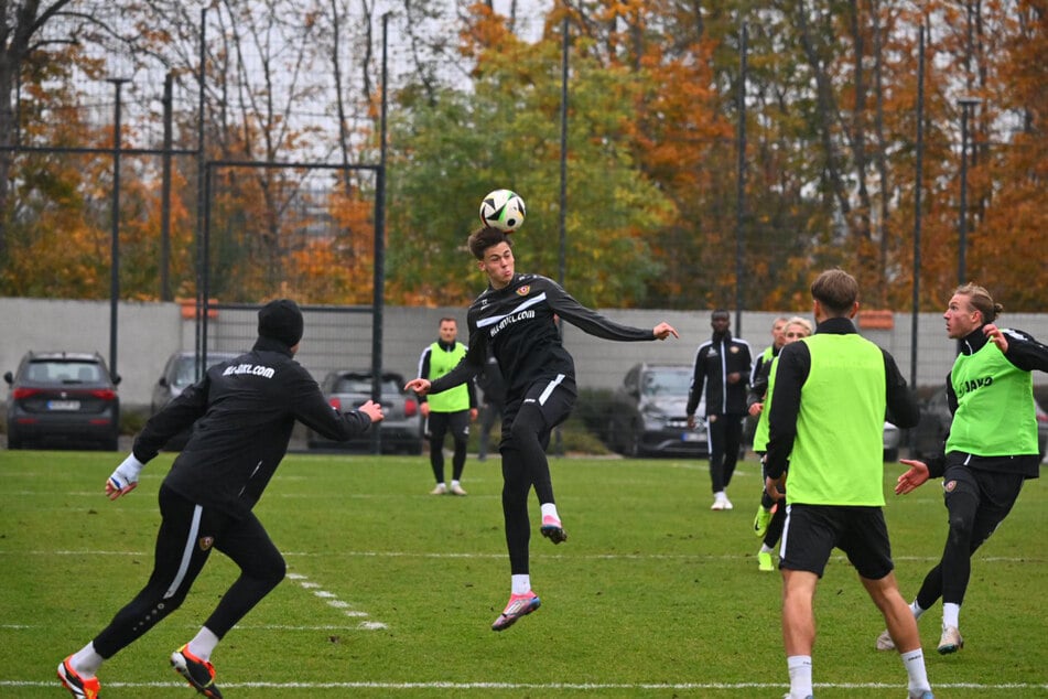 Dynamos Sturm-Talent Jakob Zickler (18, M.) setzt zum Kopfball an.