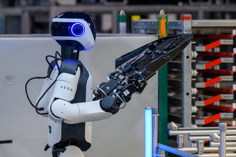 Die Roboter sollen keine Menschen ersetzen, erklärte die Werkleiterin Petra Peterhänsel.