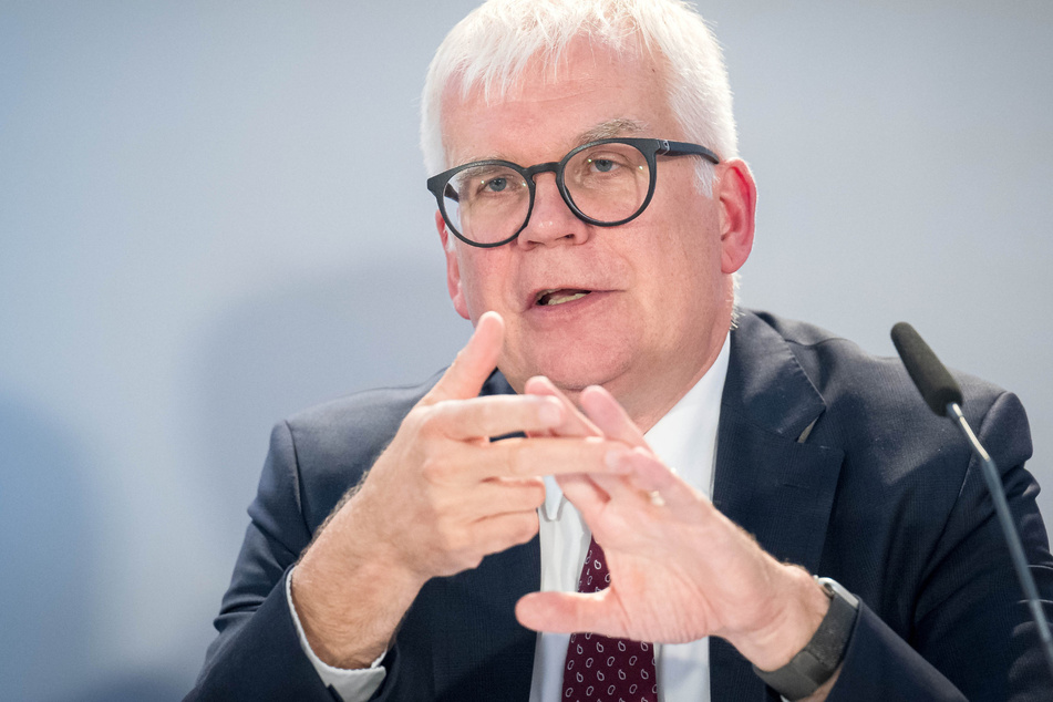 Sachsens Finanzminister Hartmut Vorjohann (62, CDU) lässt den Krypto-Schatz heben.