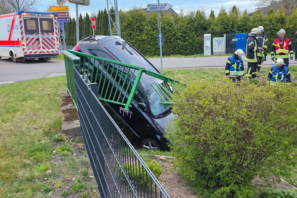 Der Autofahrer krachte in den Kanal hinter dem Brückengeländer.