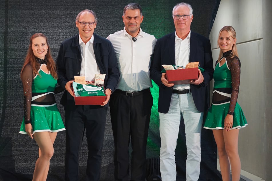 Zur Teampräsentation hatte DHfK-Geschäftsführer Karsten Günther (M.) auch den Vorstandsvorsitzenden des Deutschen Handballbundes Mark Schober (53, l.) und den Präsidenten der Handball-Bundesliga, Uwe Schwenker (67, r.) eingeladen.
