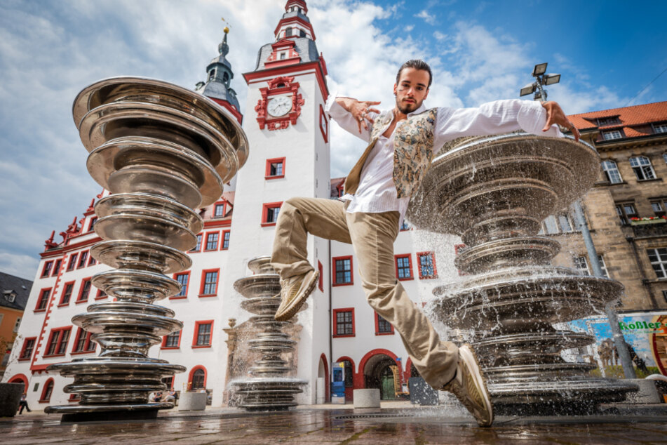 Die Choreografien von Tanzlehrer Sebastian Ciocirlan (24) sind ein Hingucker vor dem Marktbrunnen und über die Stadtgrenzen hinaus gefragt.