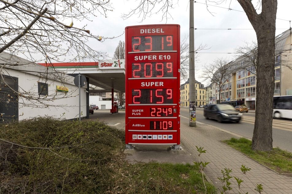 In den vergangenen beiden Wochen sind die Kraftstoffpreise wegen des Iran-Kriegs explodiert.