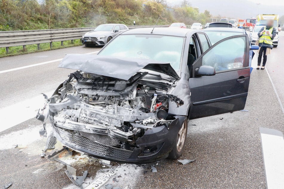 Eines der Unfallfahrzeuge wurde durch den Aufprall schwer zerstört.