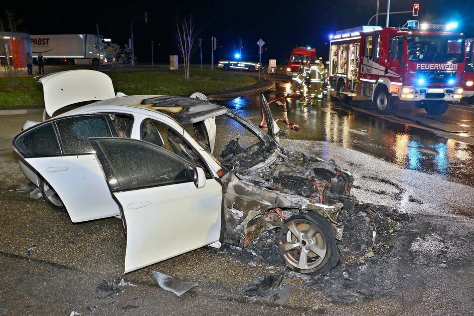 Völlig ausgebrannt war dieser weiße 5er-BMW, nachdem er urplötzlich Feuer gefangen hatte.