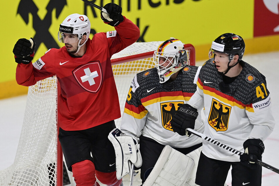 Die deutschen Eishockeyspieler um Mathias Niederberger (M.) und Jonas Müller (r.) zeigten eine couragierte Leistung und zogen verdient ins WM-Halbfinale ein.