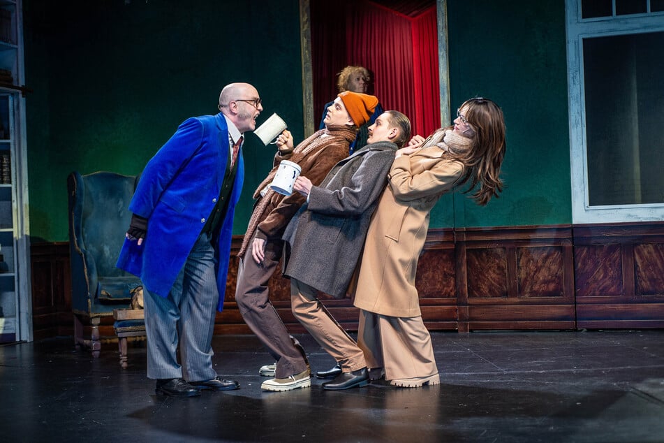 Christian Ruth (l.) will als Ebenezer Scrooge von Weihnachten nichts wissen.