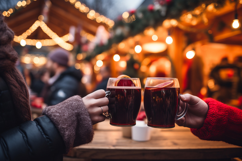Beliebter Klassiker auf dem Weihnachtsmarkt: Heißer Glühwein wärmt und sorgt für ein wohliges Gefühl.