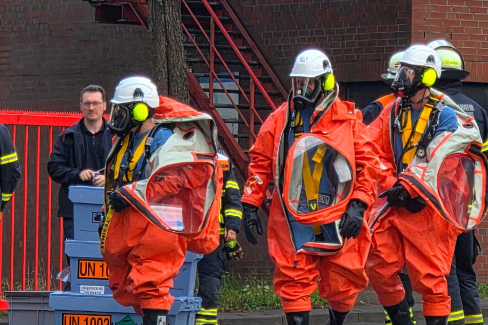 Hamburg: Ätzende Säure tritt auf Betriebsgelände aus: Feuerwehr im Großeinsatz