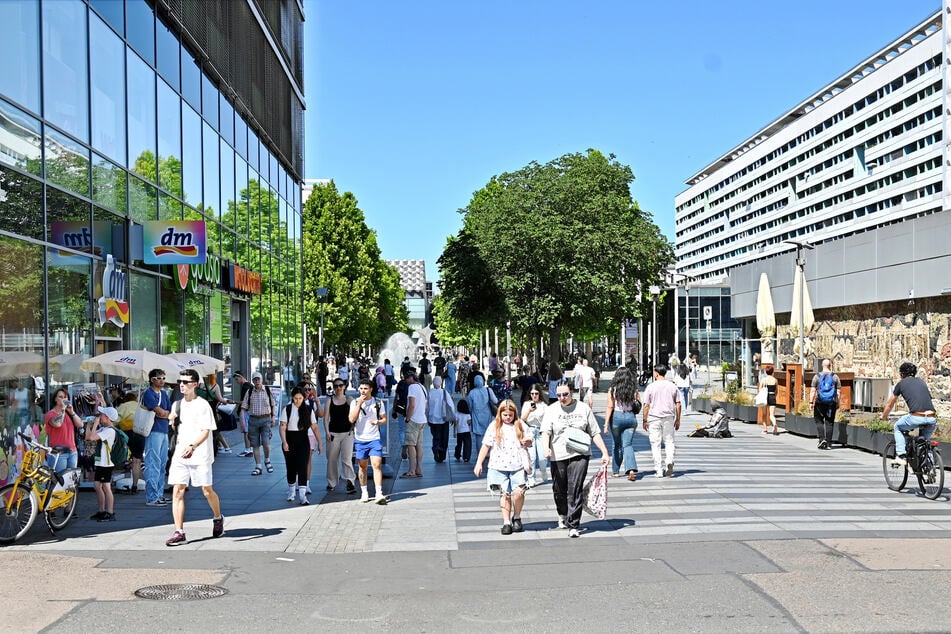 Der Stadtbezirksbeirat wünscht sich deutlich mehr Sitzgelegenheiten entlang der Prager Straße.