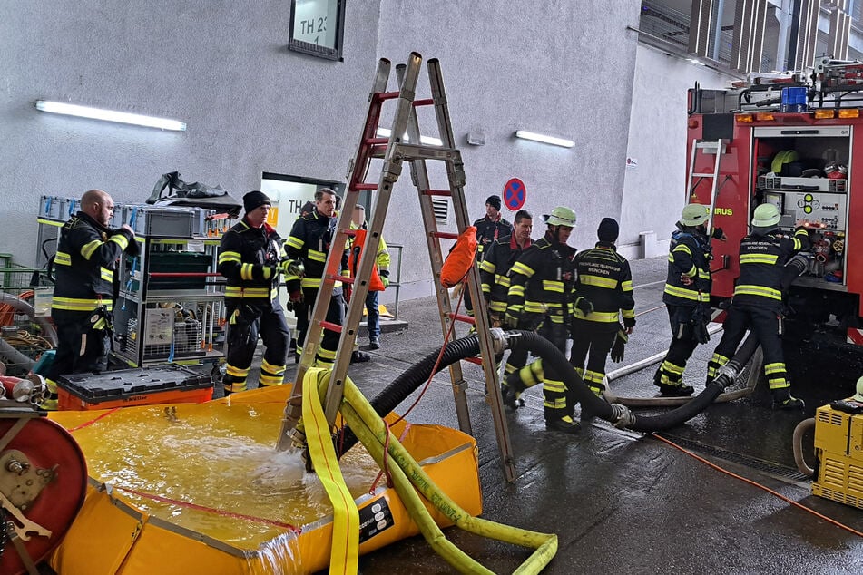 Mehr als achteinhalb Stunden pumpte die Feuerwehr Wasser aus dem Gebäude.