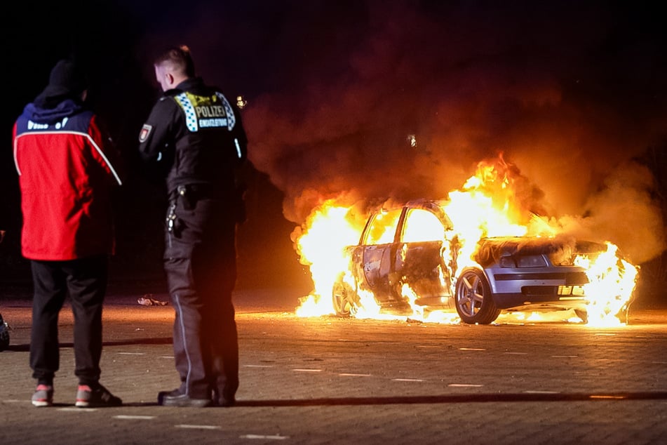 In Hamburg hat in der vergangenen Nacht ein Auto lichterloh gebrannt. Die Polizei hat Ermittlungen wegen möglicher Brandstiftung aufgenommen.