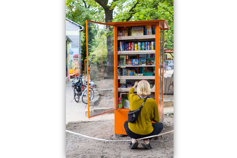 Auch ein Büchertausch-Schrank gehört zum Angebot des Umsonst-Ladens.