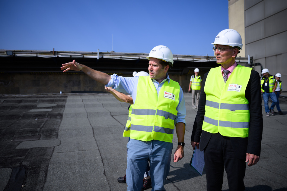 Christian Gaebler (59, SPD, r.), Berliner Senator für Stadtentwicklung, Bauen und Wohnen, besichtigt das Bauvorhaben auf dem Tempelhofer Feld.