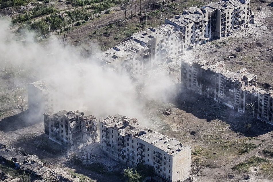 Die russische Armee rückt in der Ostukraine nur langsam vor. Nun hat nach über einem Jahr das Verteidigungsministerium in Moskau den Kampf um die Kleinstadt Tschassiw Jar für beendet erklärt. (Archivbild)