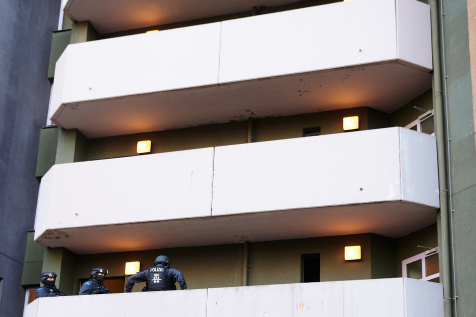Von einem Balkon wollte der 34-Jährige die Polizistin stoßen. (Symbolbild)