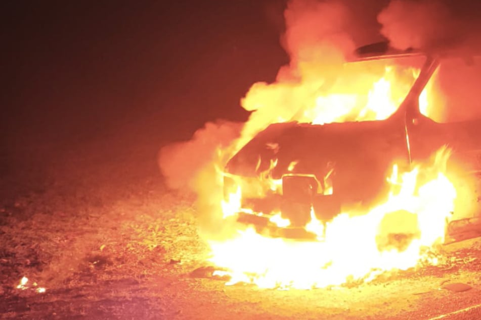 Feuer-Inferno im Norden: Transporter lichterloh in Flammen