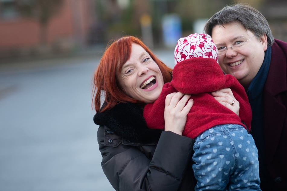 Gesa Teichert-Akkermann (links) und Verena Akkermann haben zusammen die elf Monate alte Tochter Paula.
