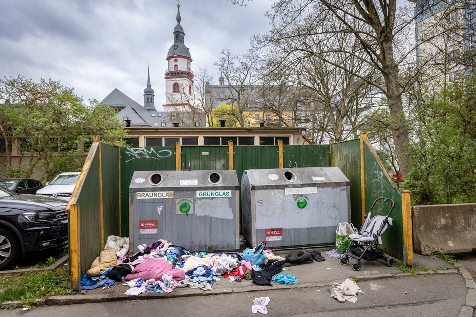 Am Getreidemarkt quillt der Müll rund um die Altglascontainer über - ein möglicher Standort für einen Kamera-Pilotversuch?