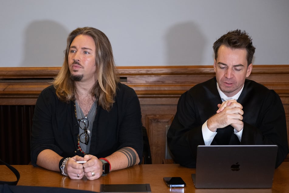 Anwalt Alexander Stevens (44, r.) neben Gil Ofarim (l.) im Leipziger Landgericht 2023. (Archivfoto)