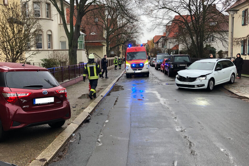 13.000 Euro Schaden bei Autounfall! Polizei ermittelt gegen 82-jährige Fahrerin